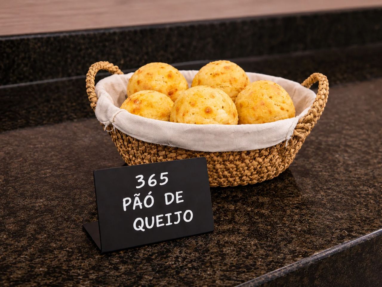 Bandeja de queijos e frios no café da manhã