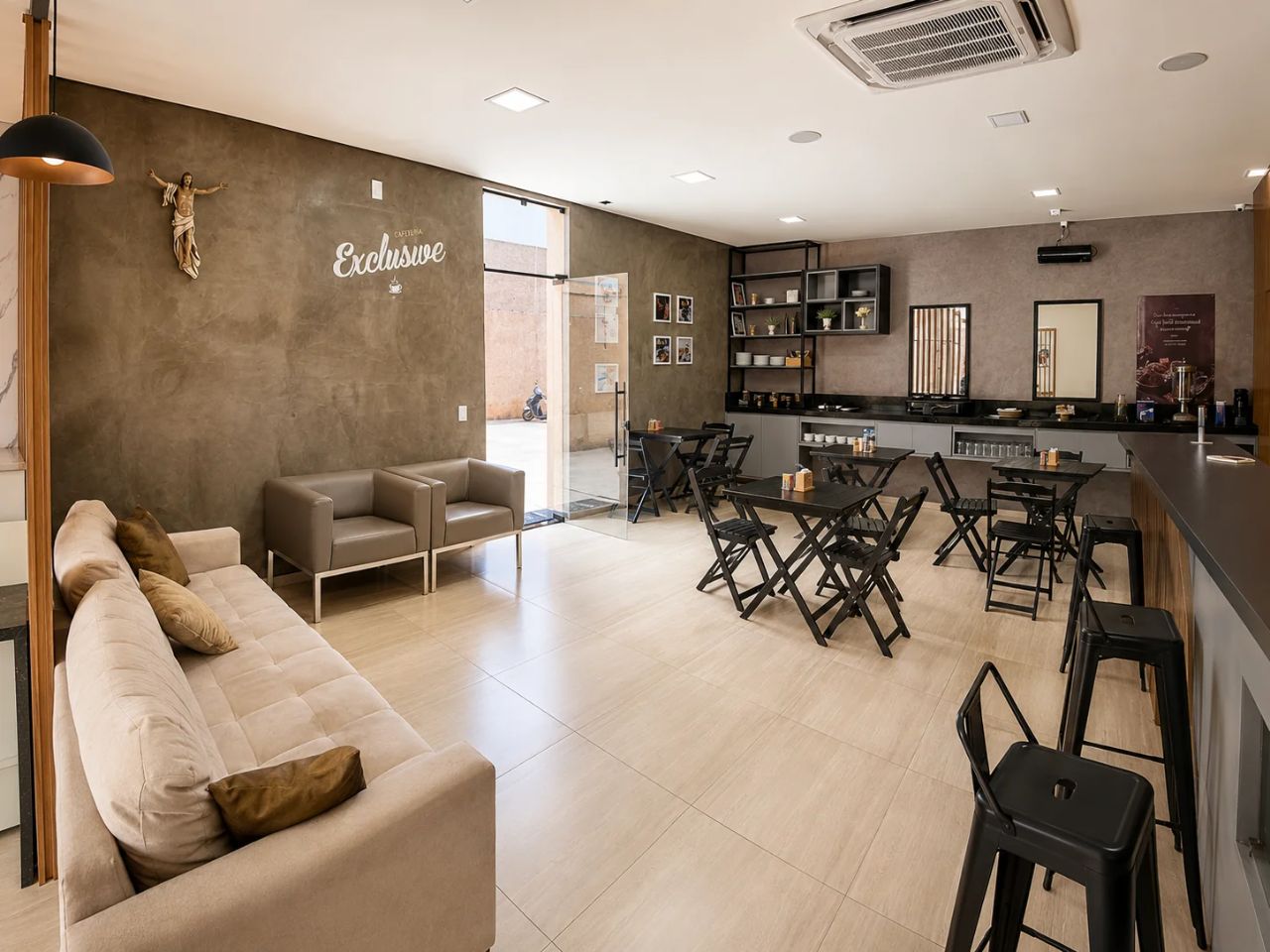 Ambiente integrado do lounge com a Cafeteria Exclusive