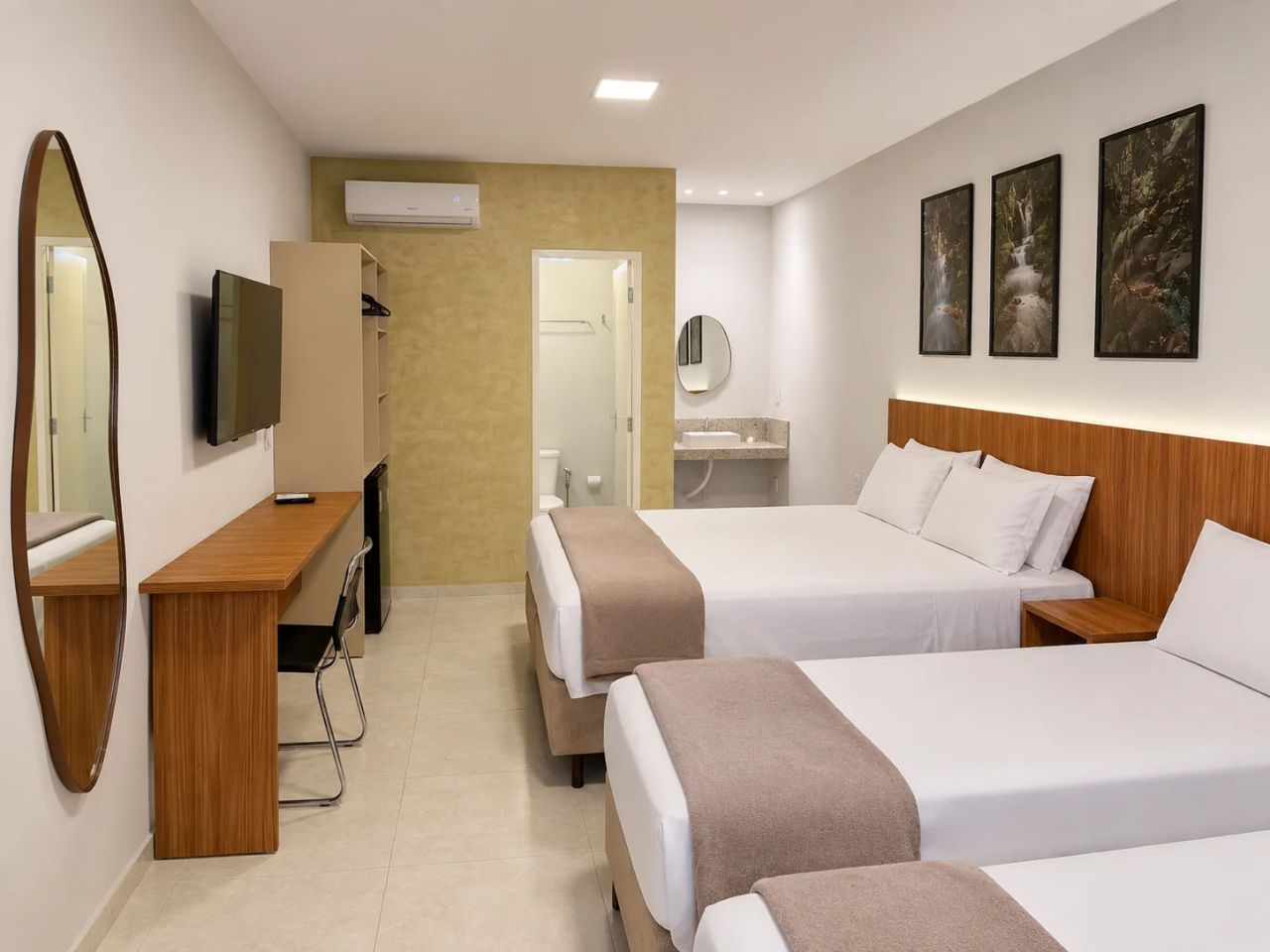 Suíte Família com uma cama de casal e duas de solteiro