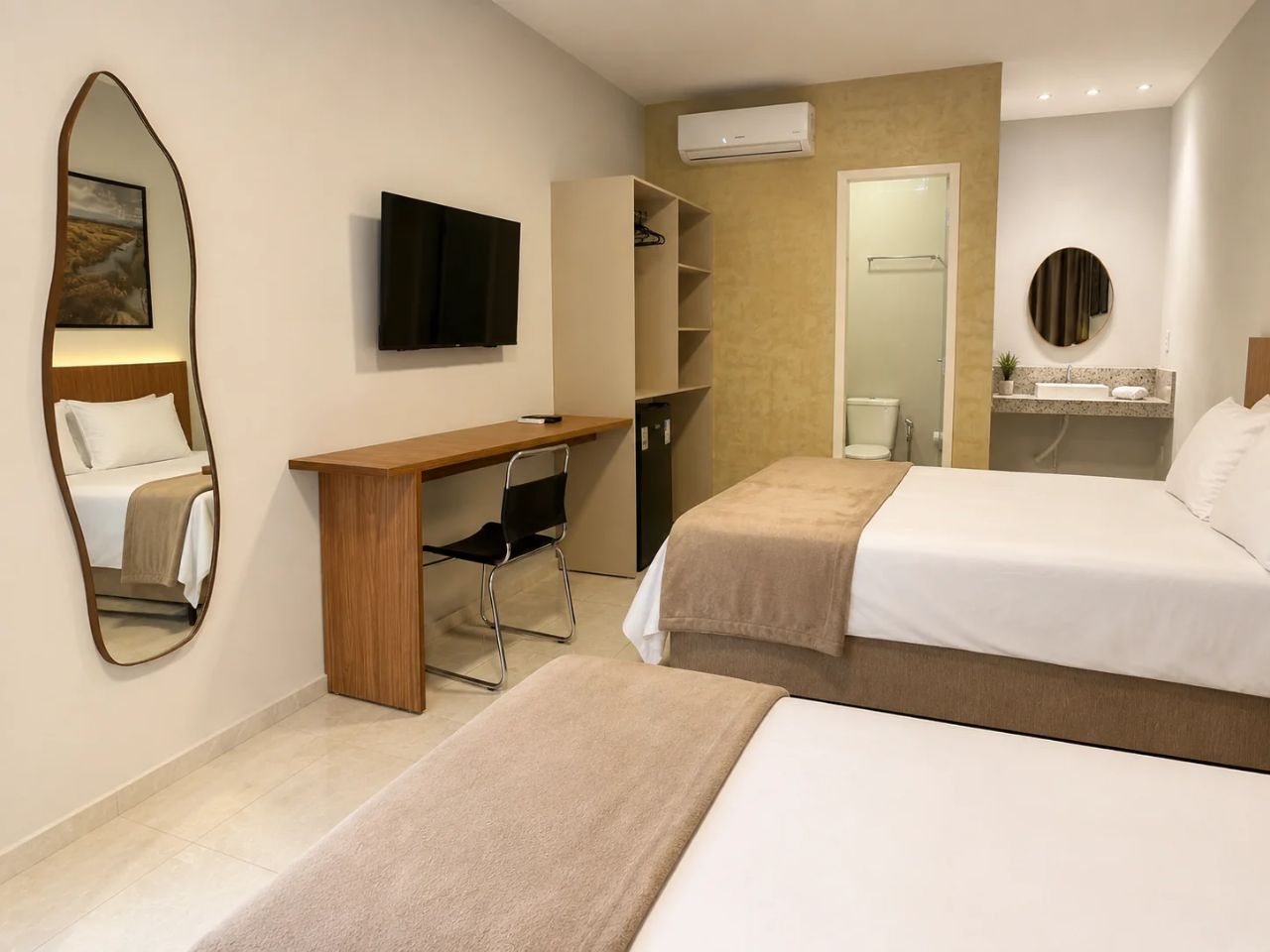 TV e bancada da Suíte Família do Exclusive Hotel
