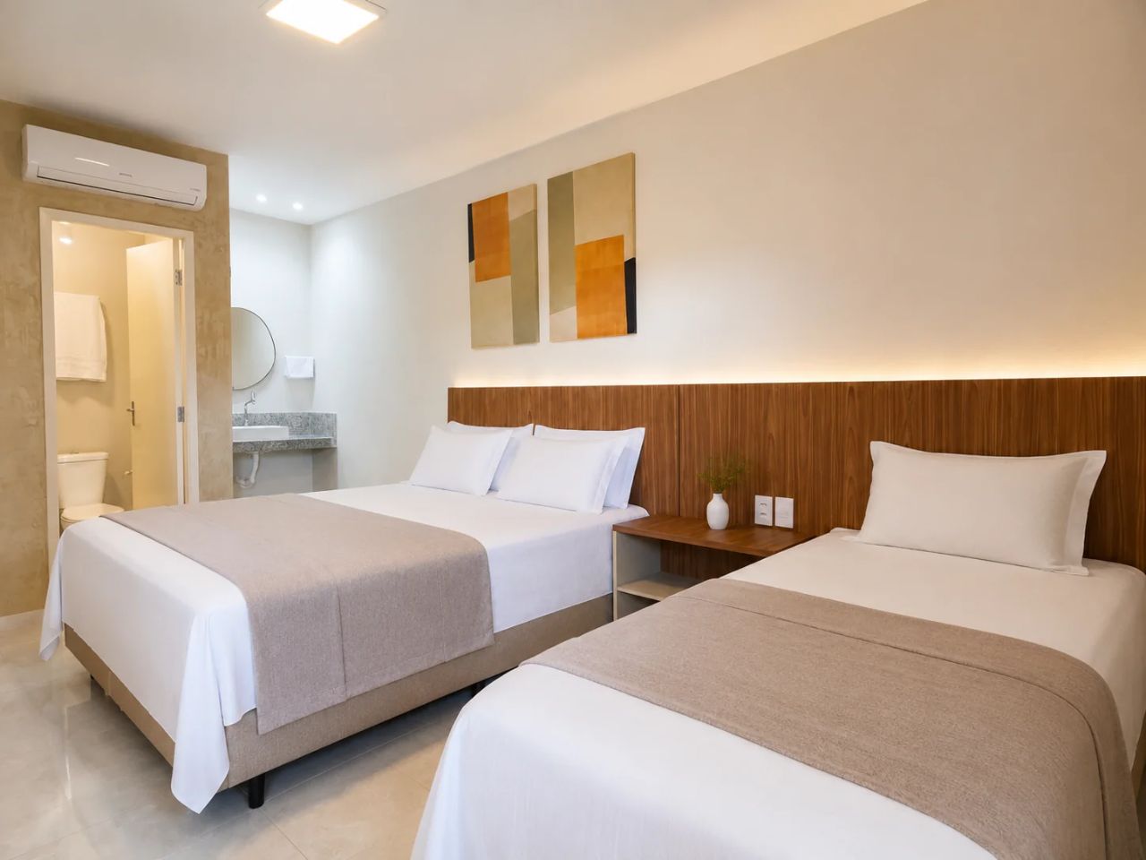 Suíte Comfort com cama de casal e cama de solteiro