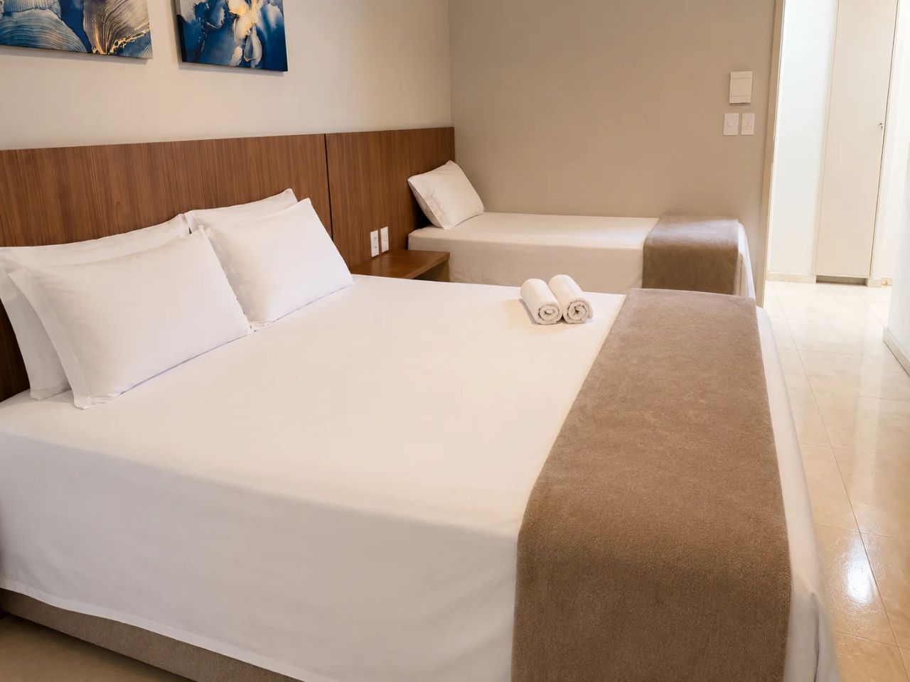 Banheiro da Suíte Premium com acabamento moderno