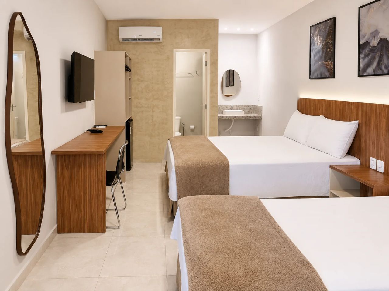 Acomodação com duas camas de casal do Exclusive Hotel