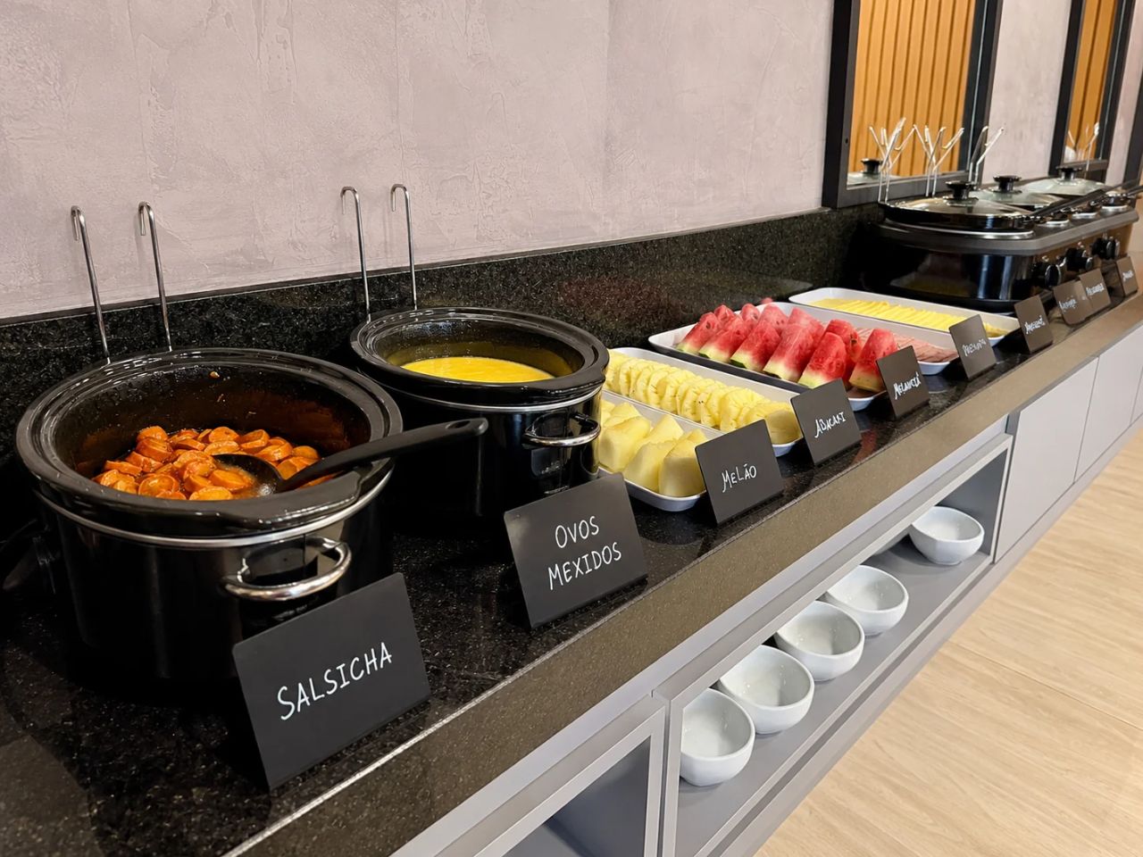 Buffet quente do café da manhã com salsicha e ovos
