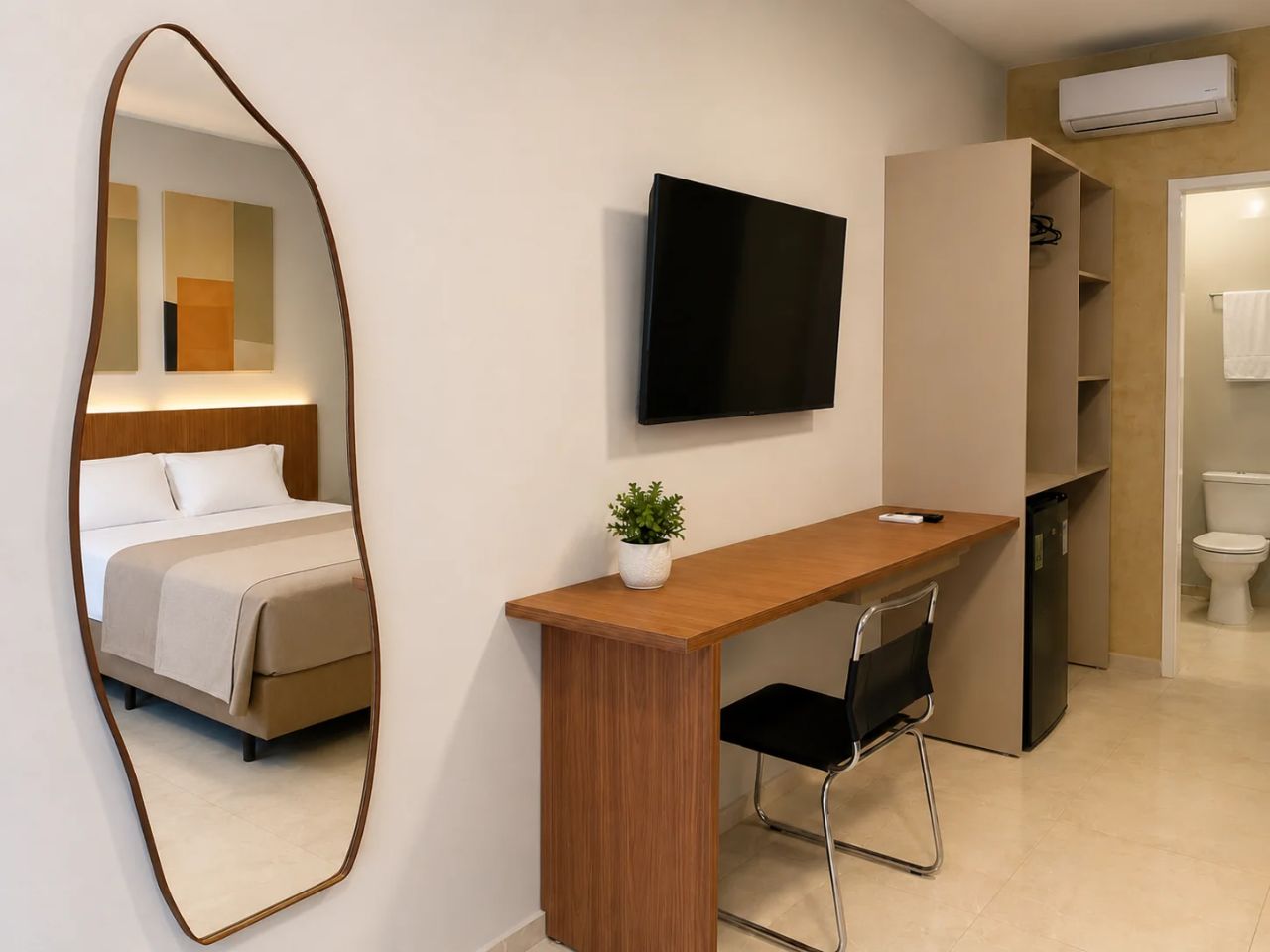 Suíte Executiva com espelho decorativo e cama de casal