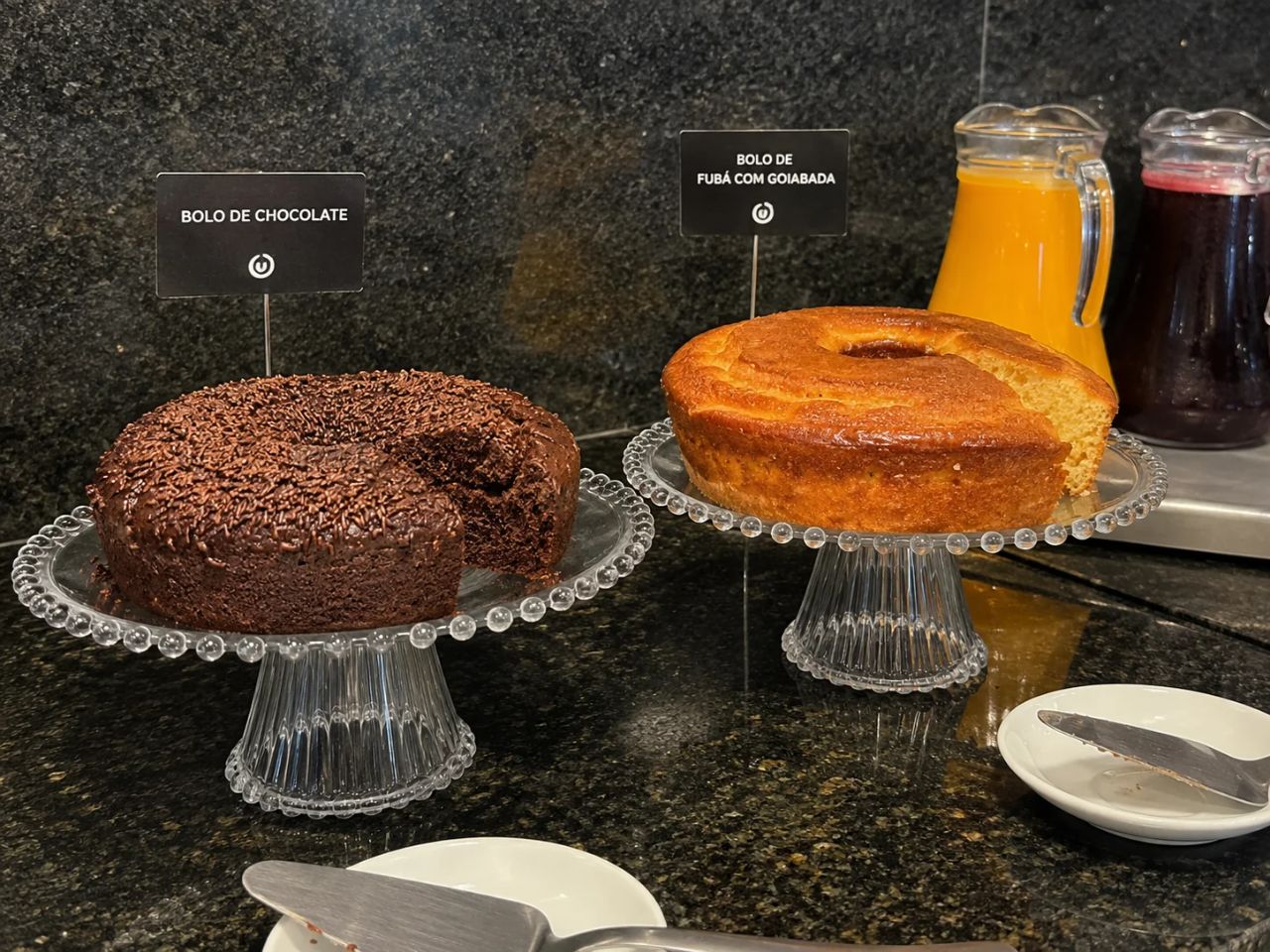 Frios, frutas e queijos no buffet do café da manhã
