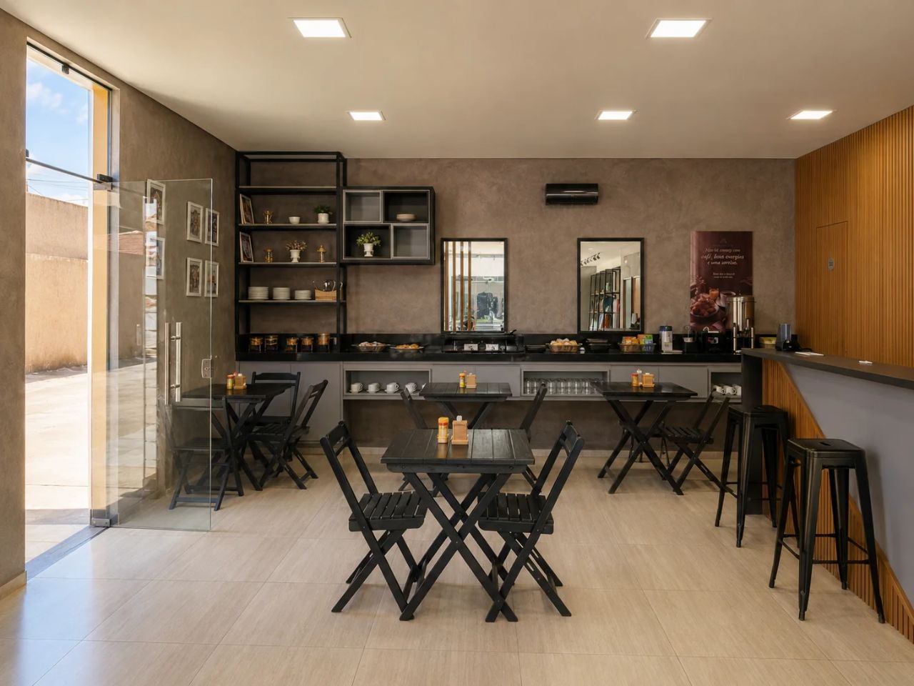 Cafeteria Exclusive com mesas e bancada estilo bistrô