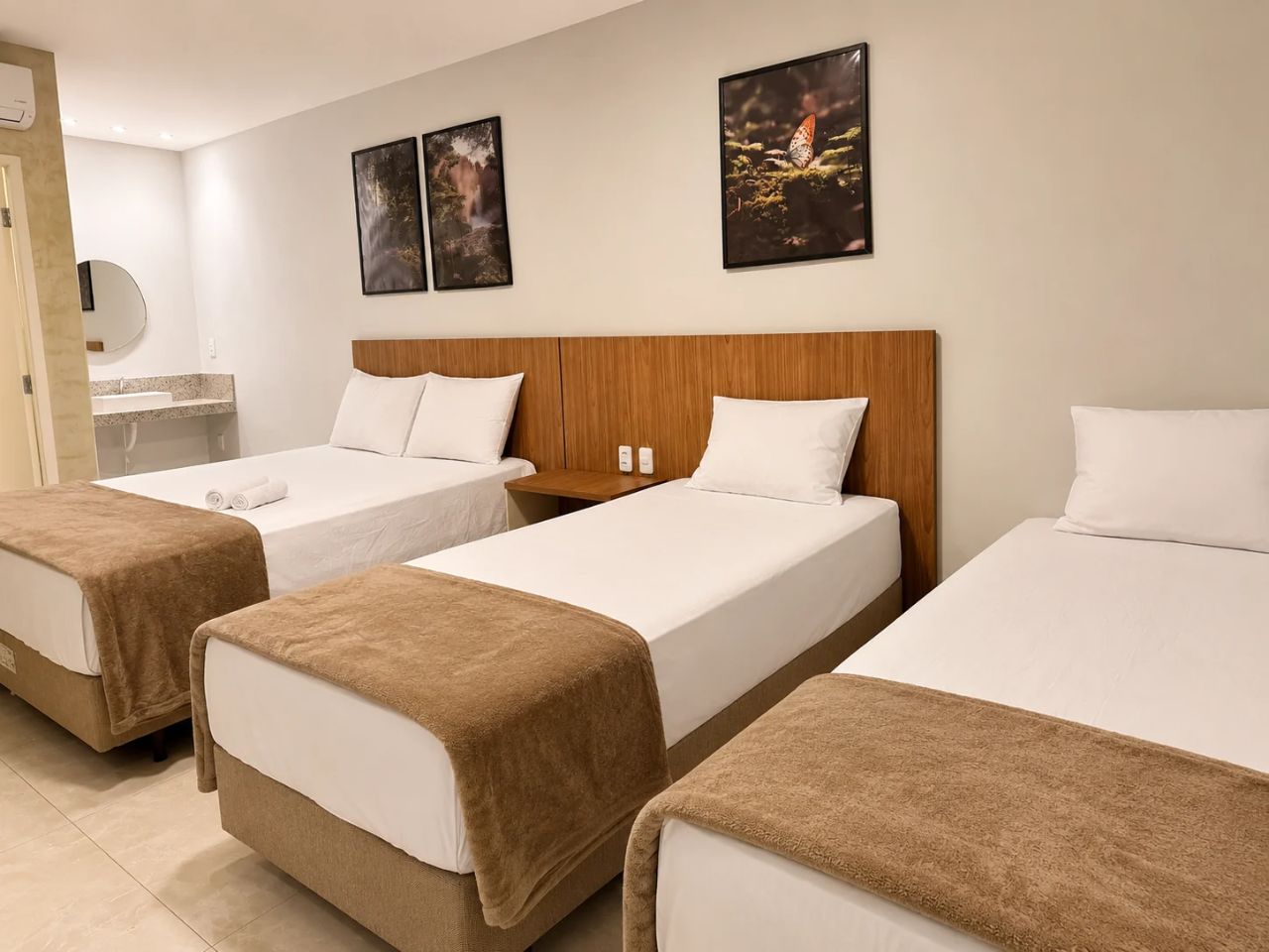 Suíte Família ampla com cama de casal e solteiros