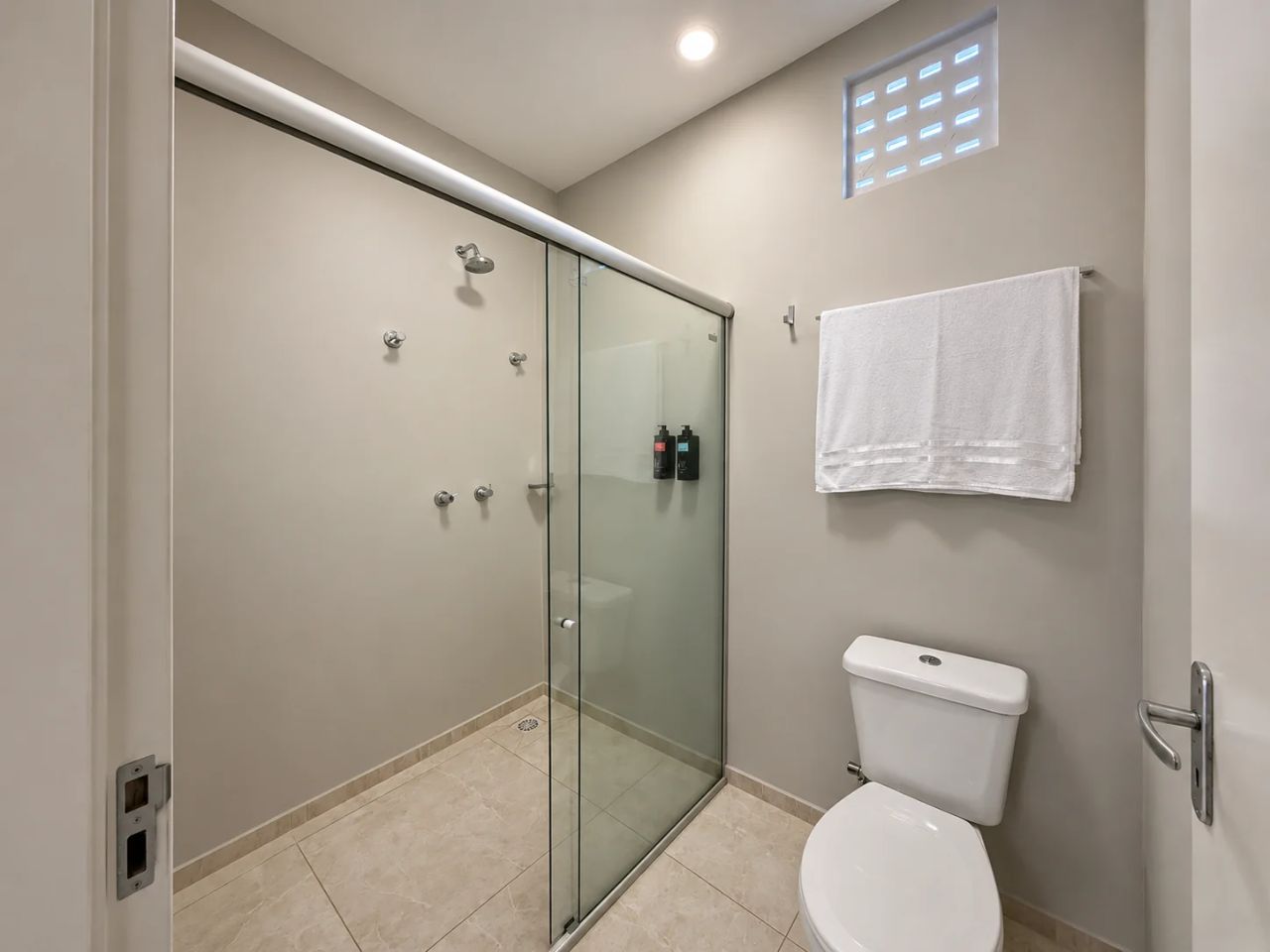 Banheiro completo com box amplo e ventilação natural